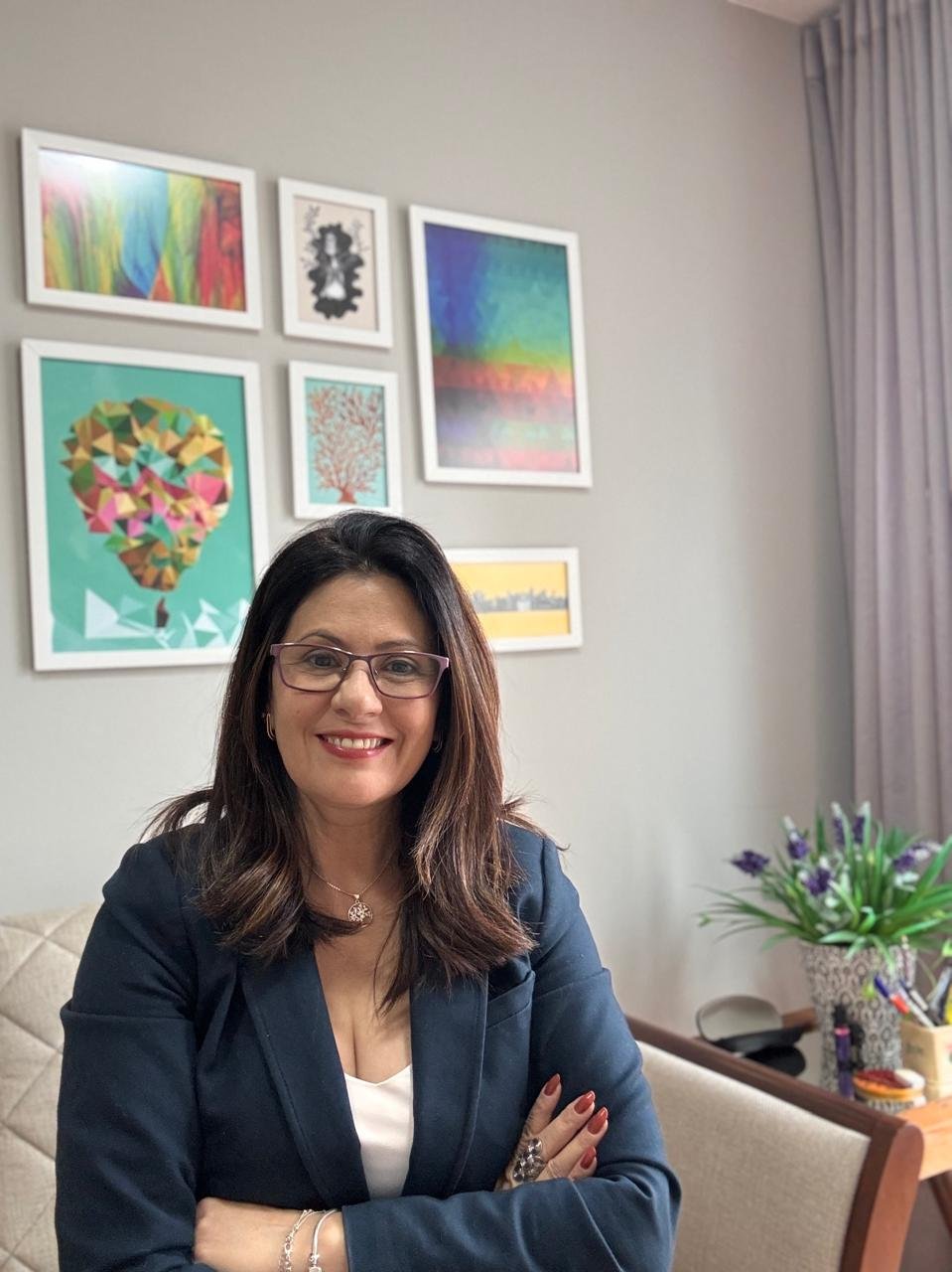 Tatiane Antunes em seu consultório